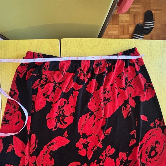 vintage stretchy red and black floral skirt - Picture 2 of 3